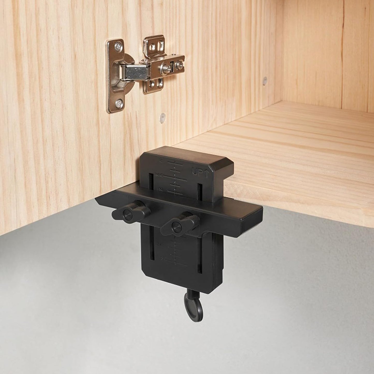 Soporte Ajustable para Puertas de Gabinete – Herramienta de Instalación